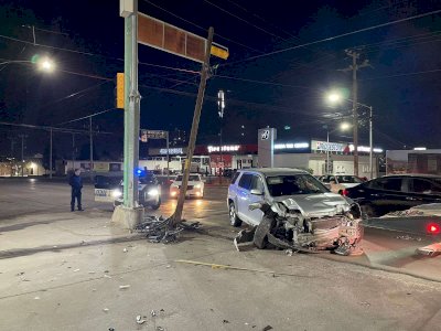 Giro mal calculado termina en choque contra poste