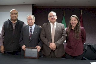 Rinde Uach homenaje a la trayectoria del profesor Felipe Vale Alférez