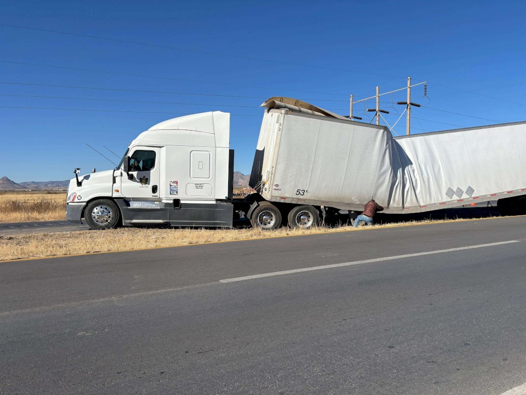 Sufre tráiler daños al esquivar madrina incendiada en carretera a Juárez 