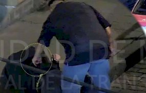 Exhiben a taxista por robar celular a joven ebrio