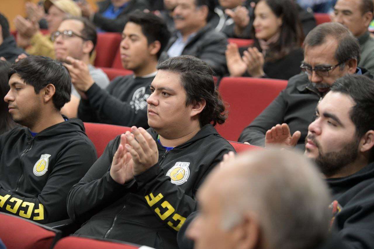 Rinde Uach homenaje a la trayectoria del profesor Felipe Vale Alférez