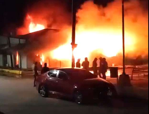 Incendio acaba con comercio en Nonoava