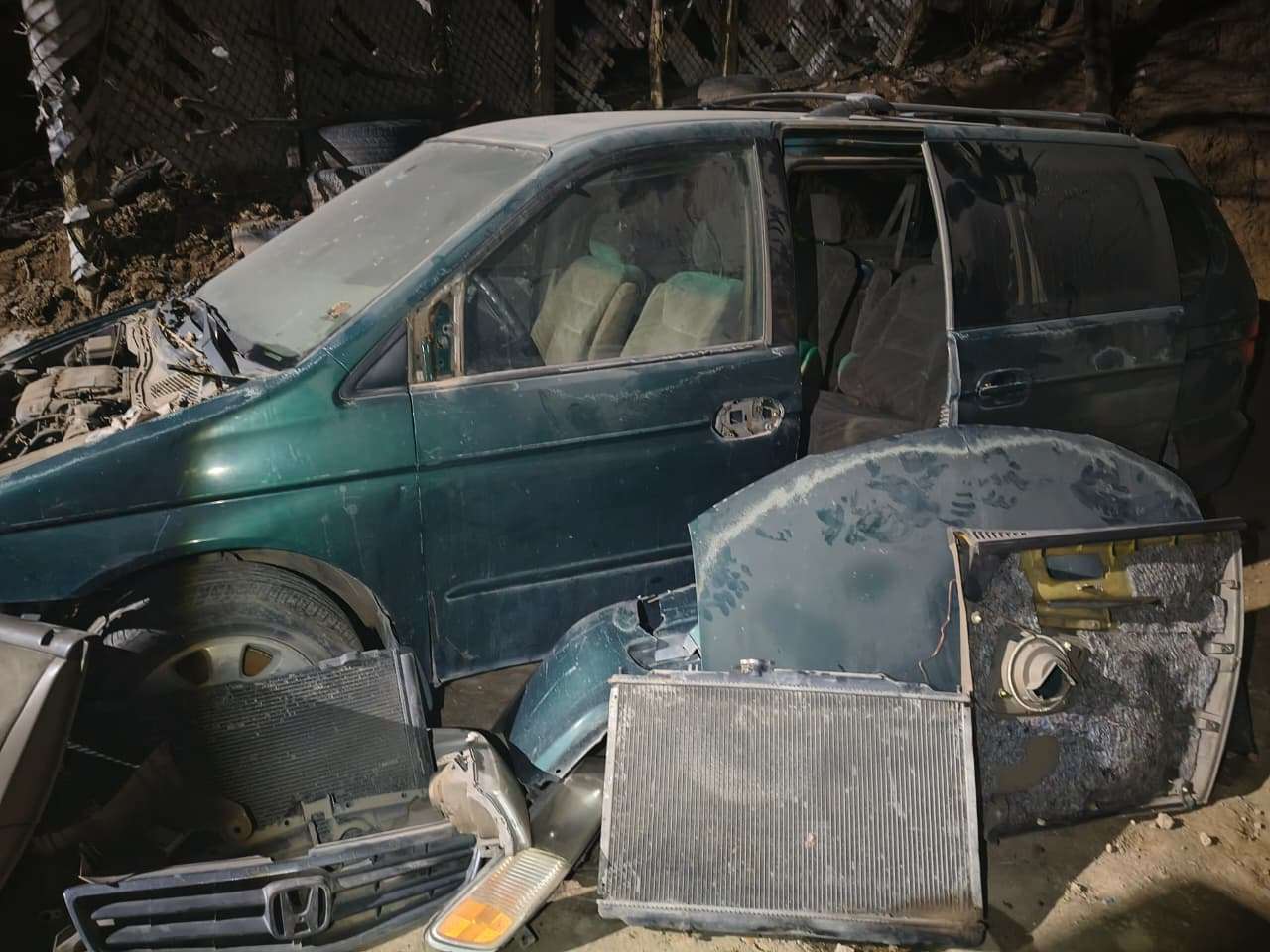 Sorprenden a sujeto desmantelando un auto con reporte de robo