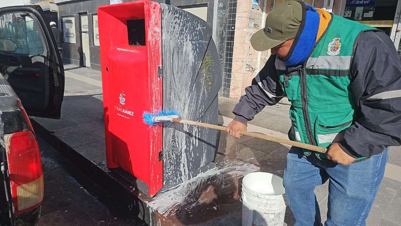 Refuerzan lavado de contenedores en el Centro Histórico