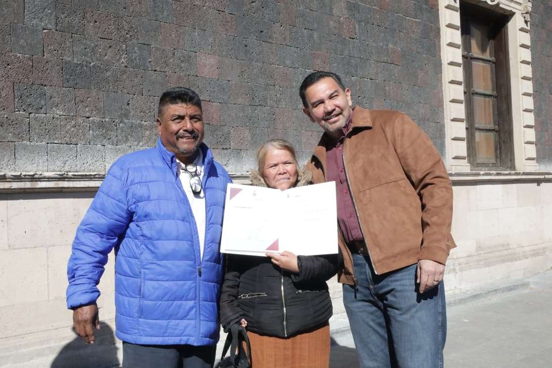 Entrega alcalde títulos y escrituras a familias juarenses