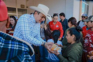 Convive Bonilla con familias de Guerrero en Día de la Candelaria