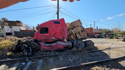 Choca el tren a tráiler que se quedó varado en las vías
