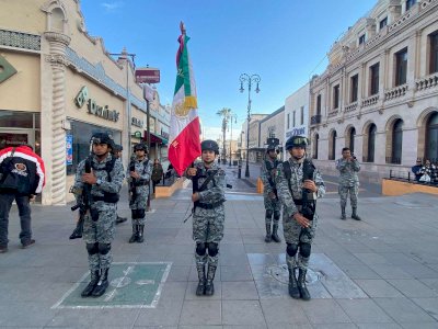 Realizan honores a la bandera en la Plaza de Armas