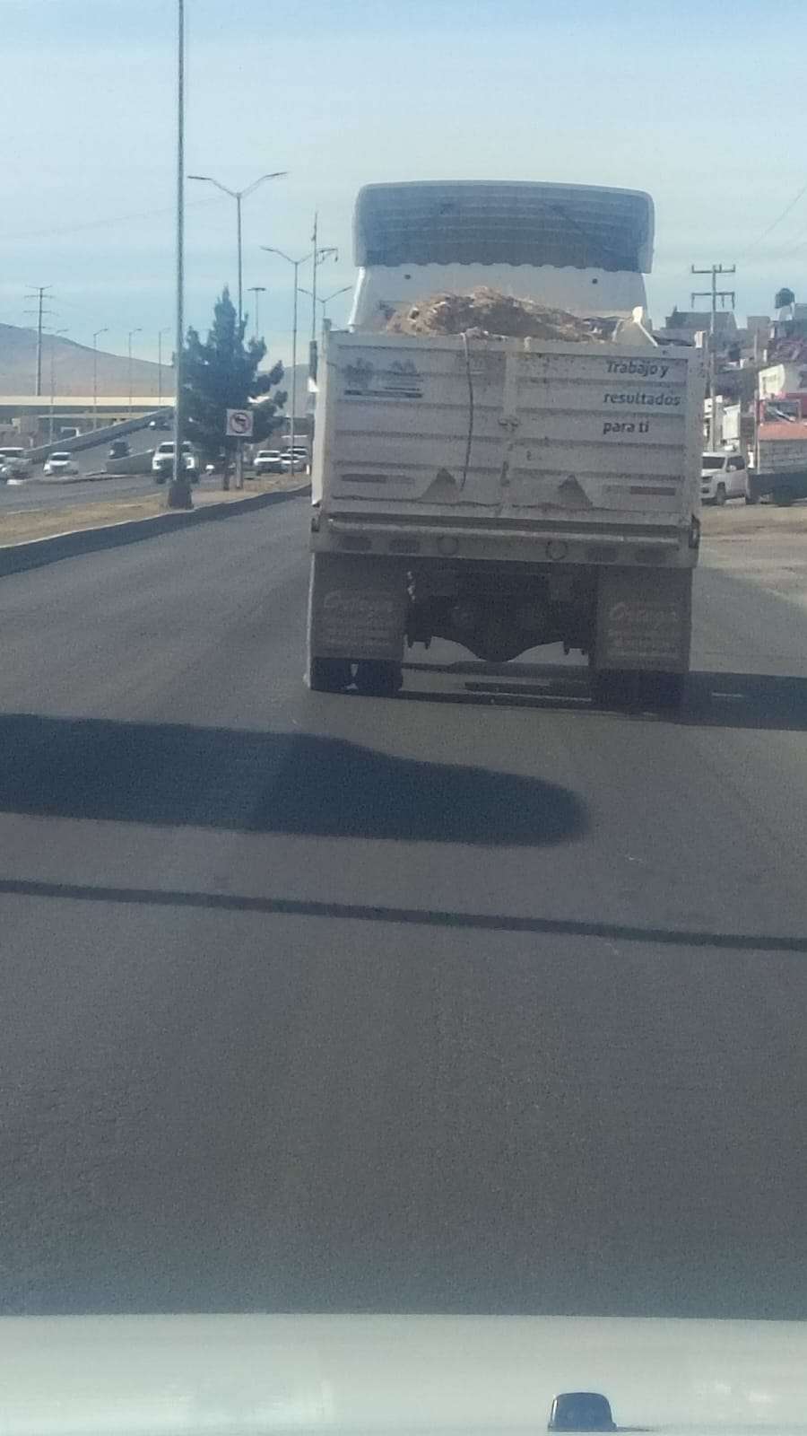 Tira camión del municipio tierra y basura mientras circula