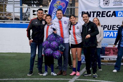 Entrega alcalde rehabilitación de canchas del Parque Lomas Karike
