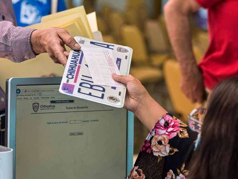 Llegan placas metálicas, exhortan a cambiar cartoncillos 