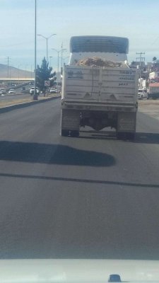 Tira camión del municipio tierra y basura mientras circula