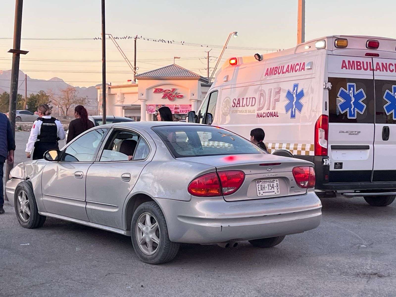 Pareja de motociclistas resulta lesionada tras choque en la Abraham Lincoln