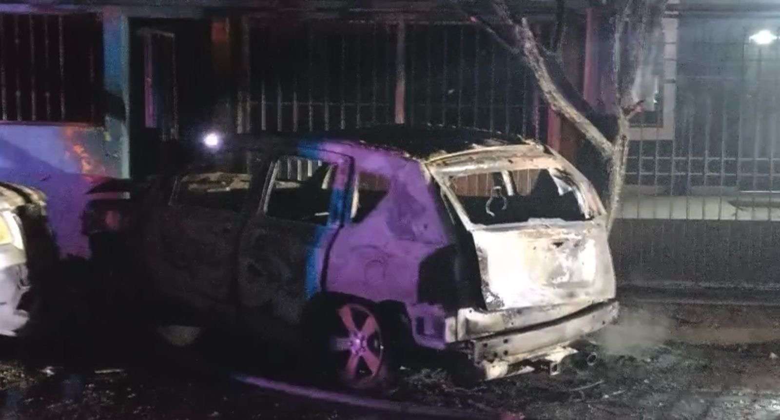 Prenden fuego a casa y dos vehículos, hay seis sospechosos prófugos