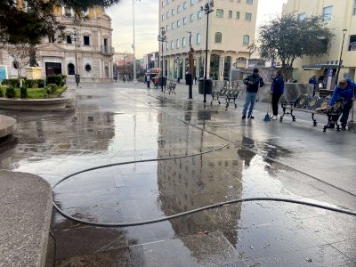 Limpian adoquines de la Plaza de Armas