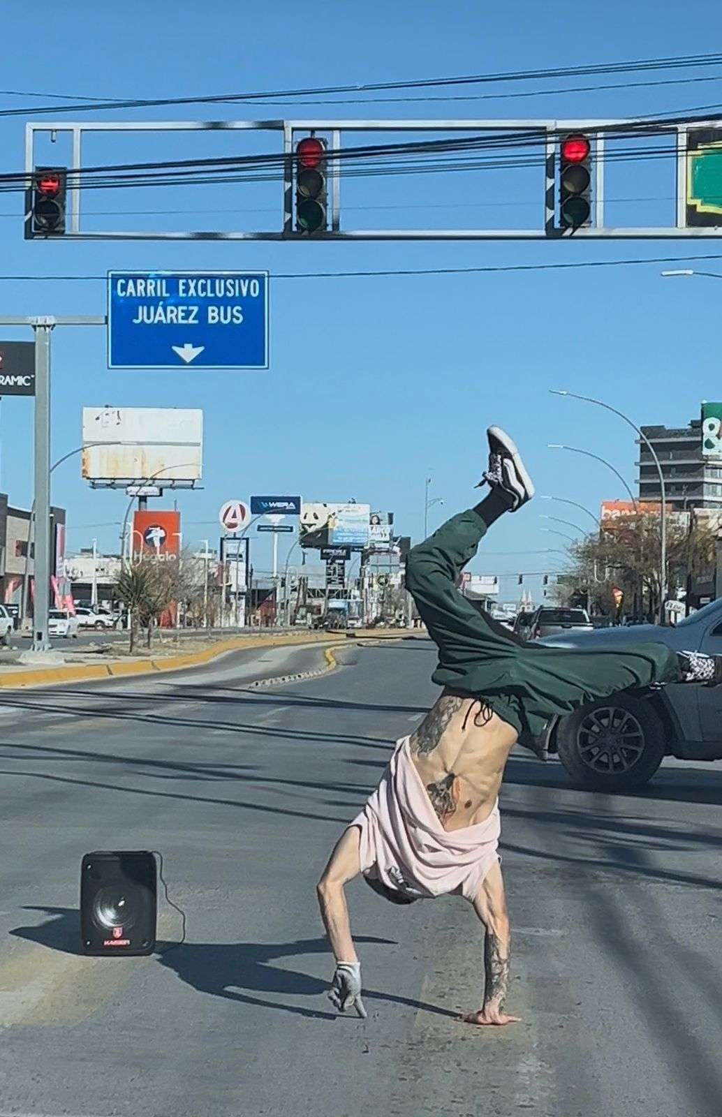 Piden apoyo para competencia nacional bailando en semáforo