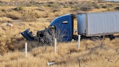 Se sale tráiler de la carretera rumbo a Delicias