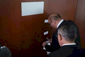 Clausuran salón de belleza de Andrea Chávez en el Senado 