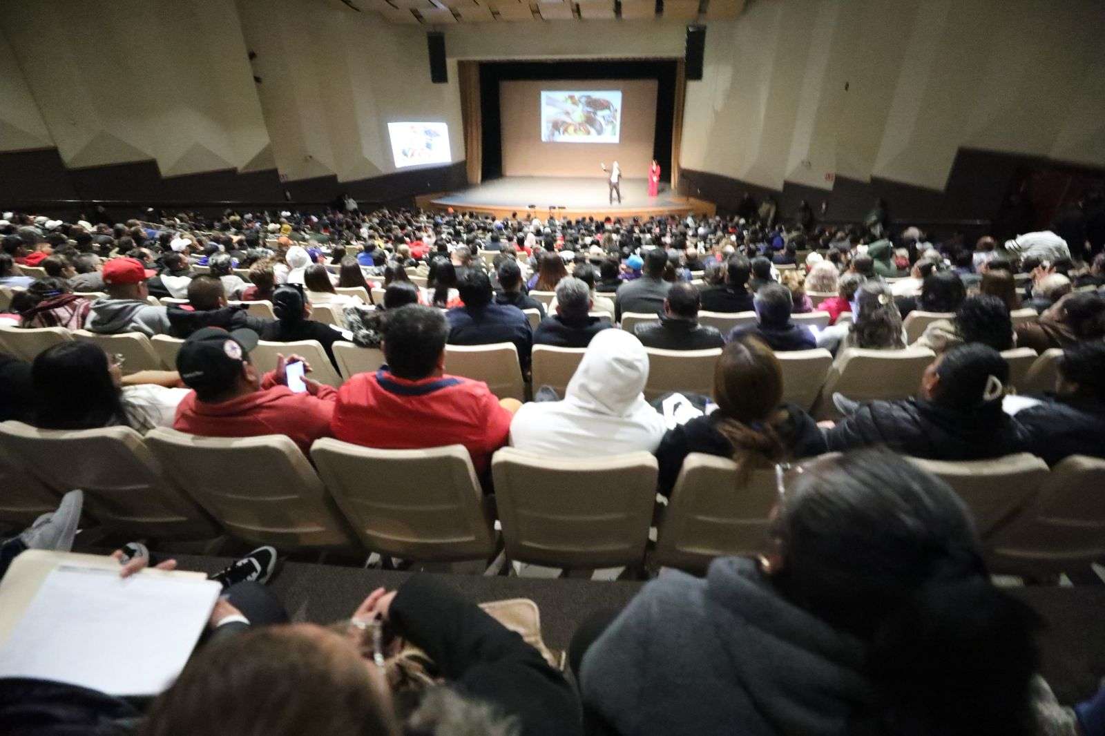 Capacitan a cientos de comerciantes en manejo de alimentos 