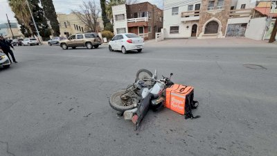 Choca vehículo contra motociclista en cruce de la avenida Cuauhtémoc