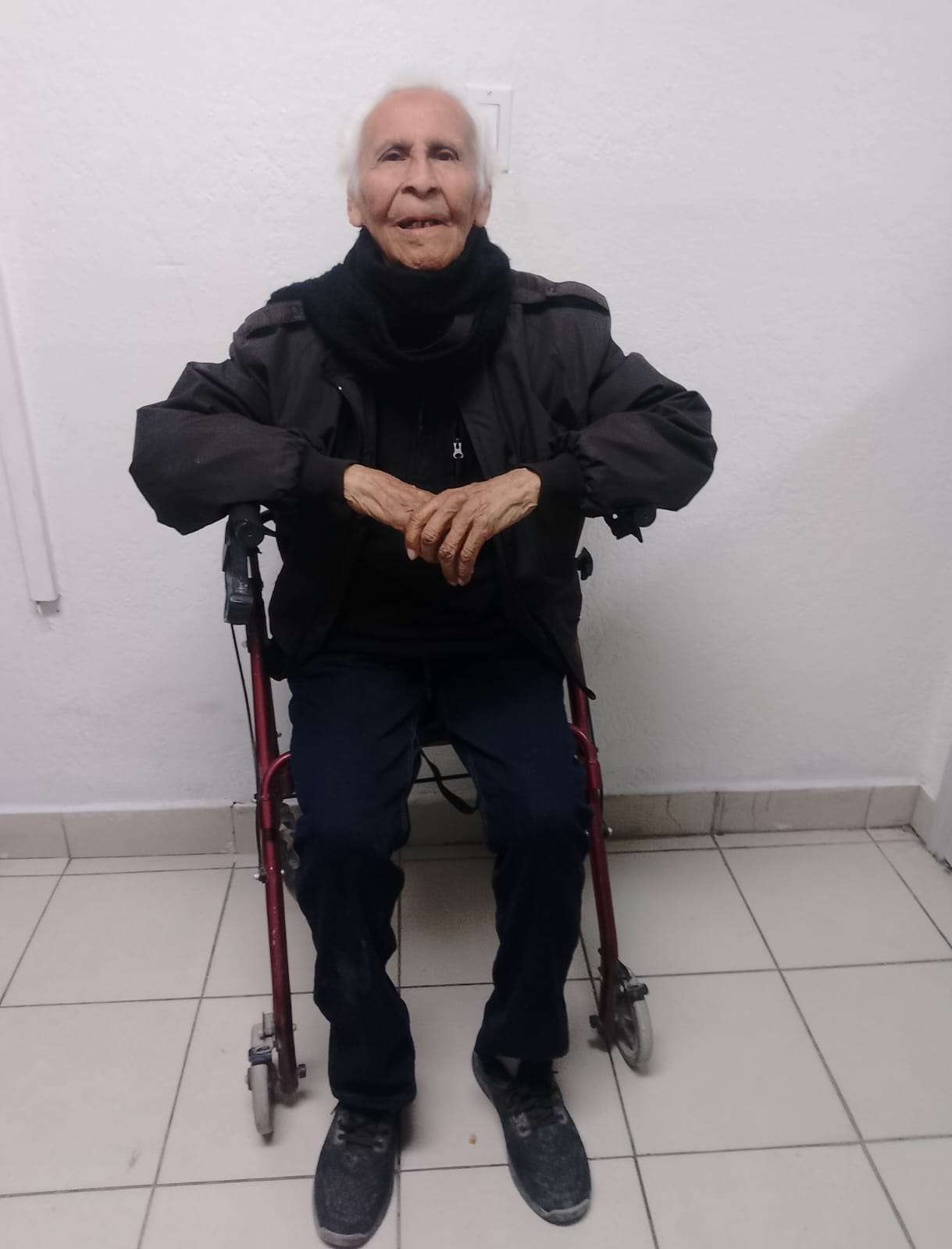 Buscan a familiares de hombre de 90 años extaviado
