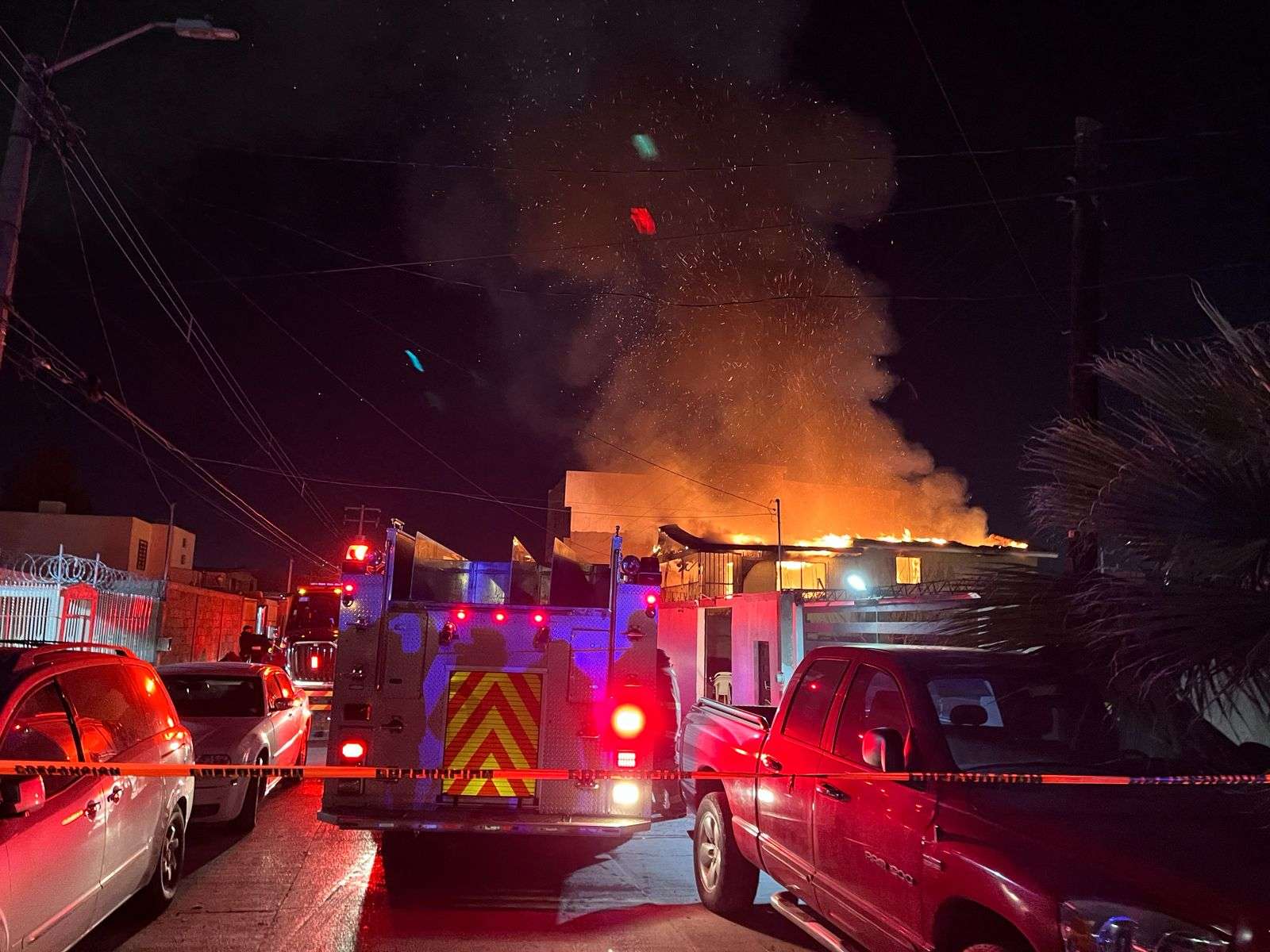 Incendian casa en Infonavit Oasis; vecinos señalan que encapuchados prendieron fuego