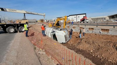 Vuelca pipa con agua en construcción de puente Los Nogales