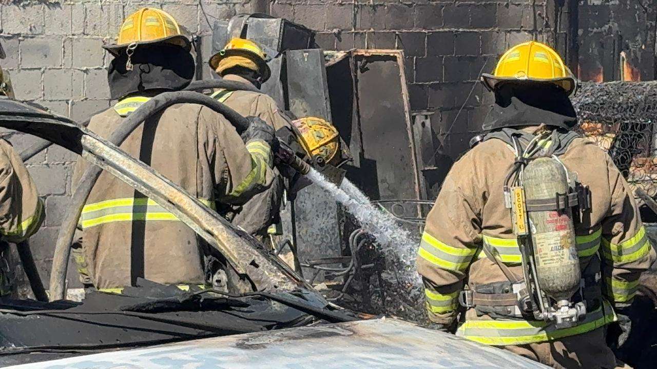 Incendio consume vivienda y dos autos en la Lucio Cabañas 