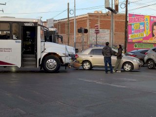 Chocan camión urbano y vehículo sobre la Independencia 
