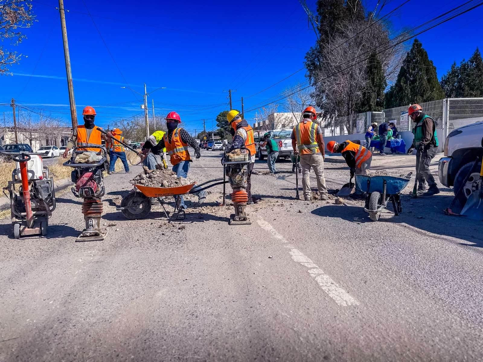 Reparan baches y entregan apoyos alimentarios en la colonia Fidel Ávila