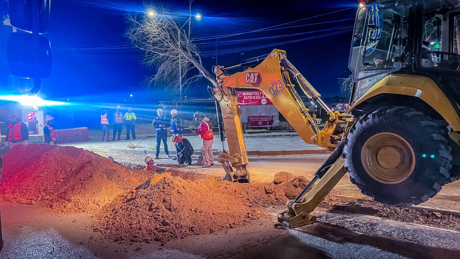 Realizan trabajo nocturno de conexión de pozos en Parajes de Oriente 