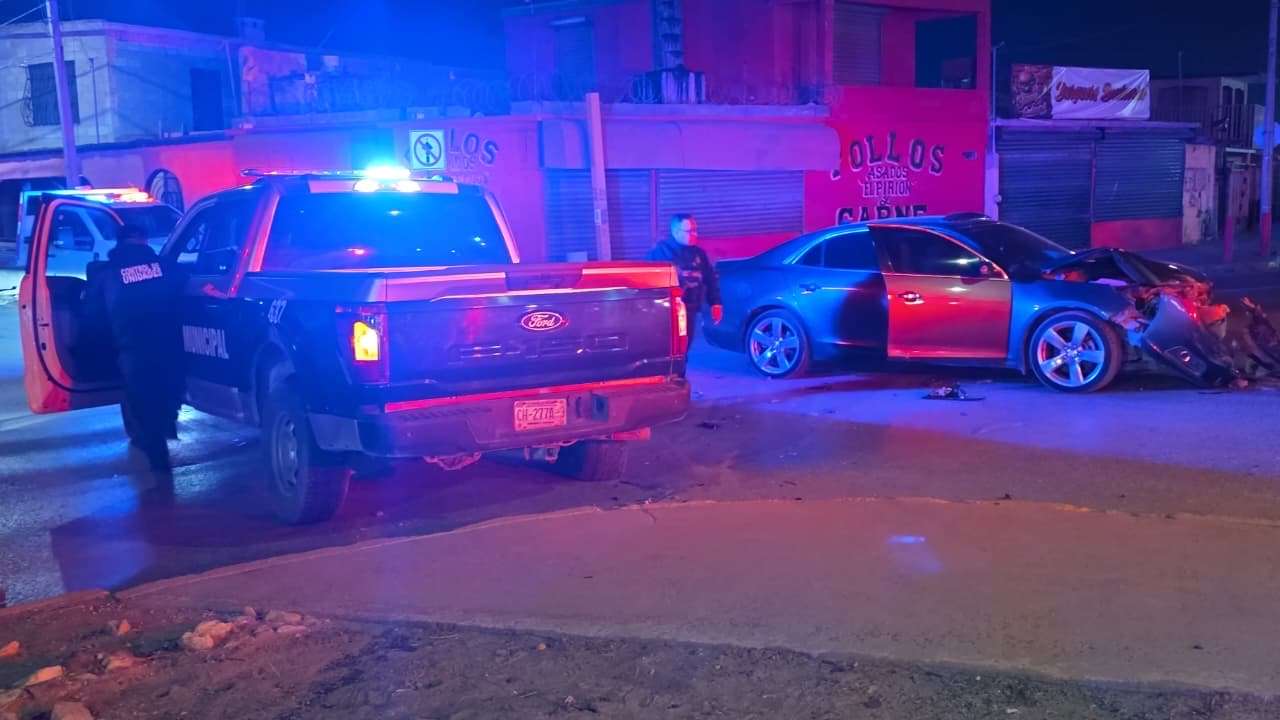 Accidente vial involucra a patrulla municipal en bulevar Zaragoza