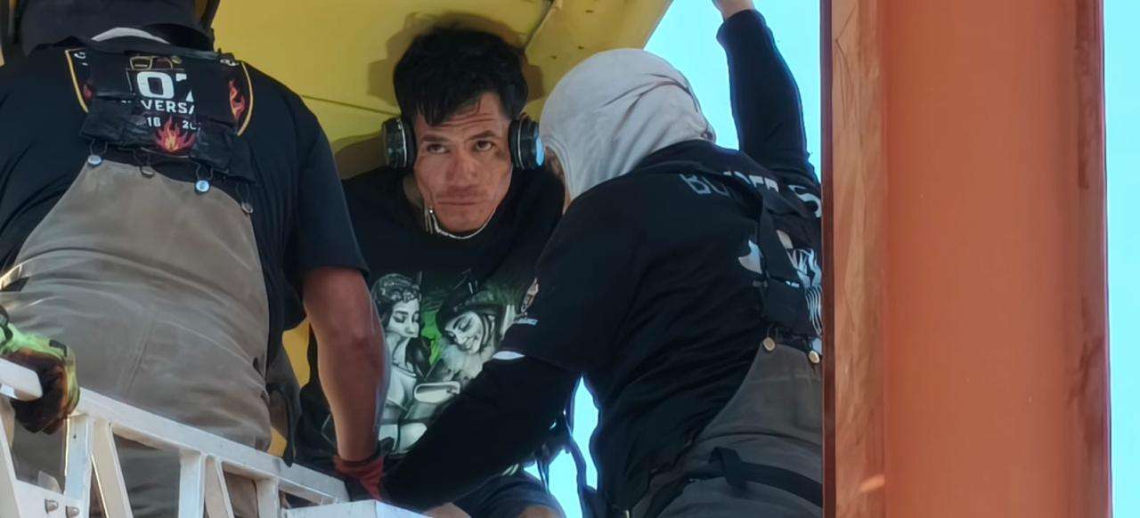 Joven sube a estructura metálica y amenaza con lanzarse en la Ramón Rayón