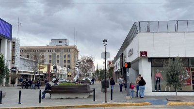 Cae lluvia ligera en el centro de la ciudad