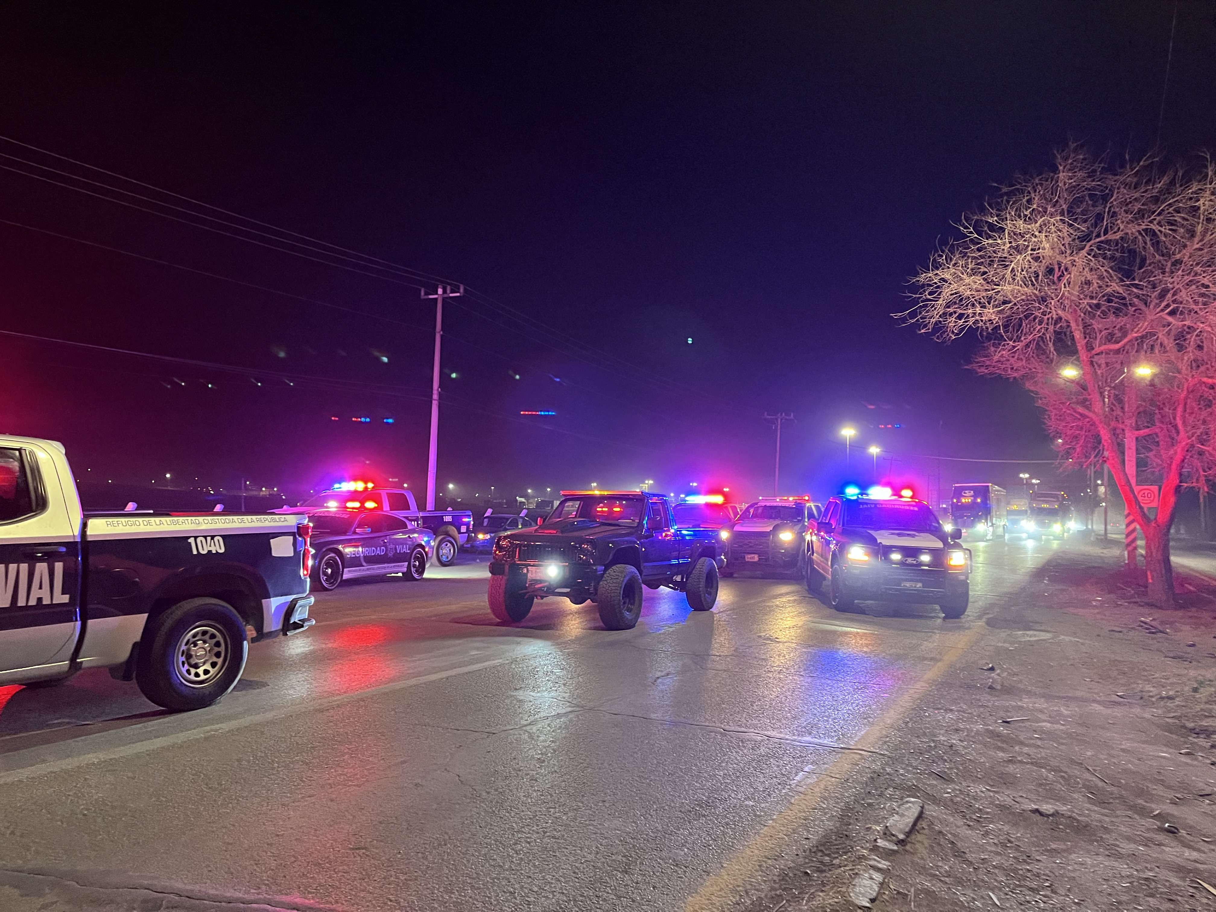 Disparan y roban camioneta en tienda de abarrotes