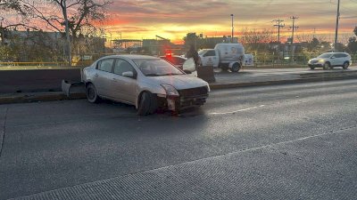 Choca contra muro en la Cantera por exceso de velocidad 