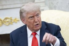 Impone Trump arancel del 25 % a países que compren bienes de Irán