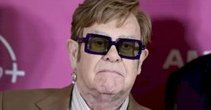 Roban información de amistades de Elton John 