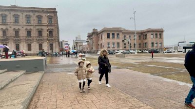 Disfrutan chihuahuenses del clima en el Centro