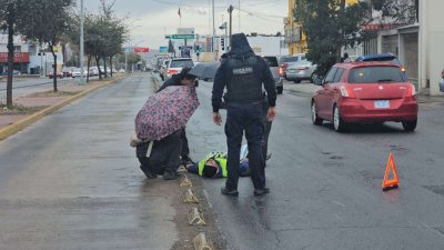 Derrapa motociclista en avenida Universidad