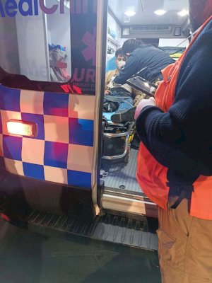 Por defender a una mujer acuchillan y golpean a dos