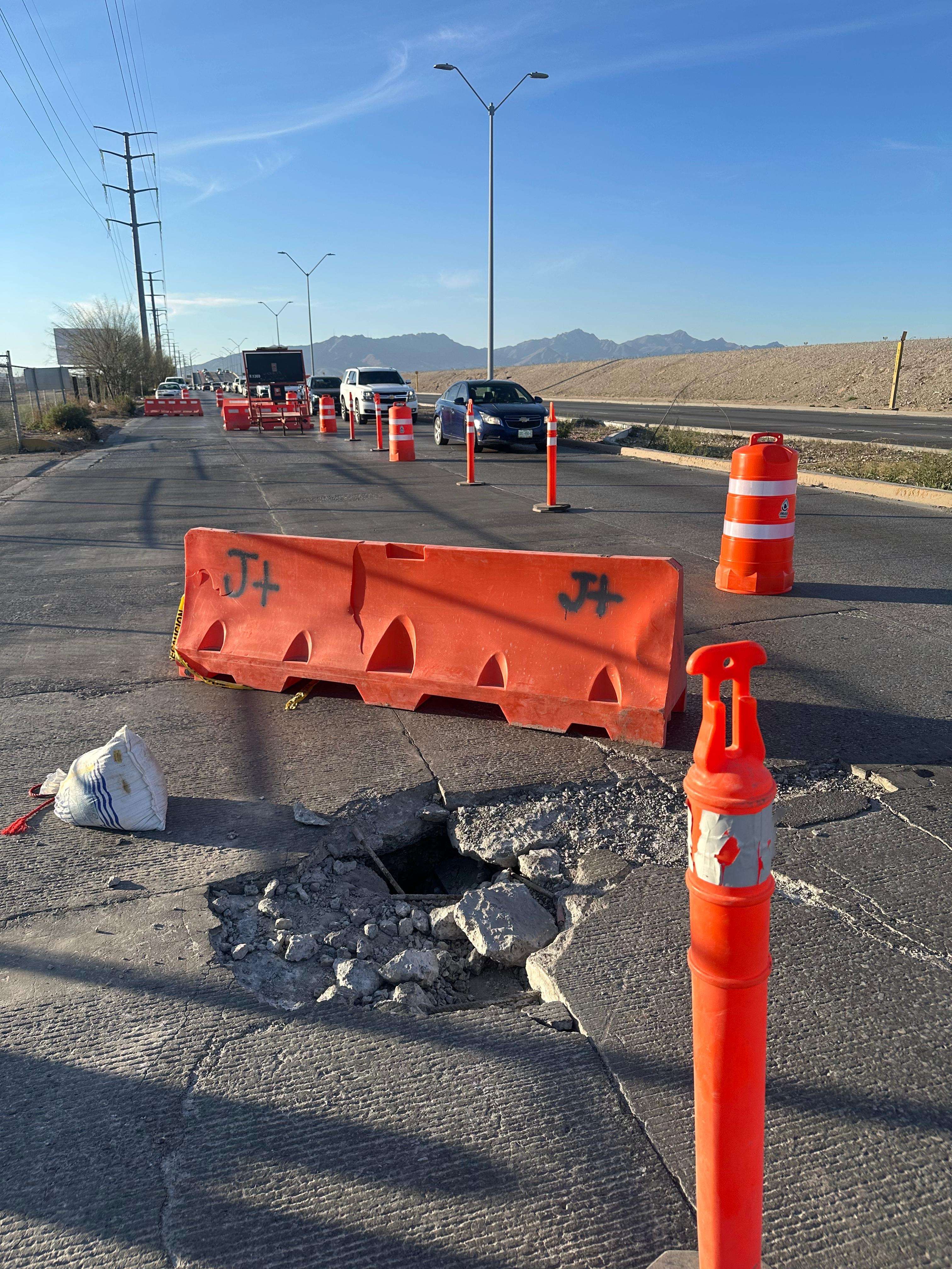 Hundimiento en el bulevar Cuatro Siglos; cierran dos carriles