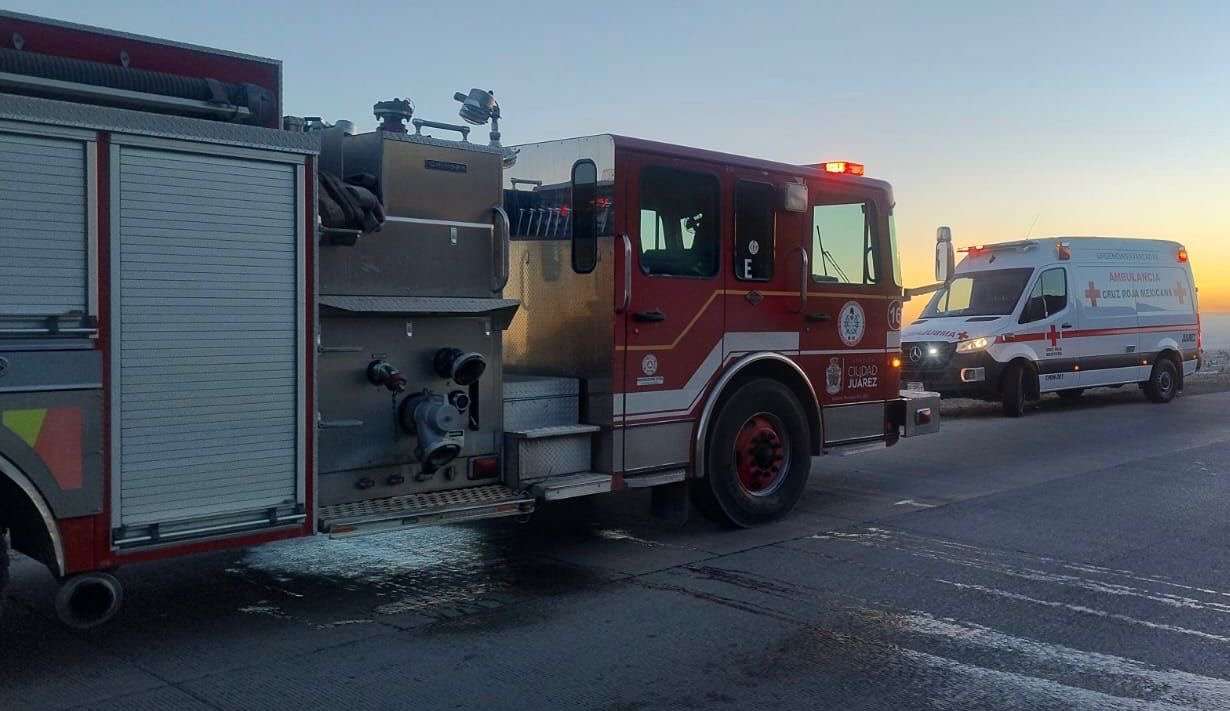 Atienden rescate de personas tras accidente vehicular en Camino Real