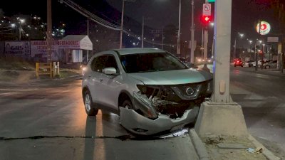 Intenta evitar auto y choca contra poste