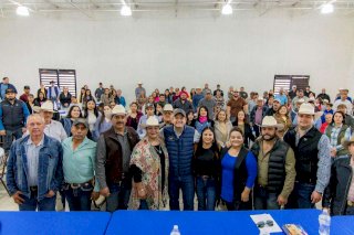 Reciben liderazgos de Satevó a Marco Bonilla para trabajar en unidad