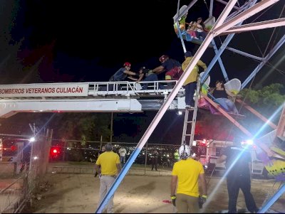 Falla rueda de la fortuna y quedan atrapados en las alturas