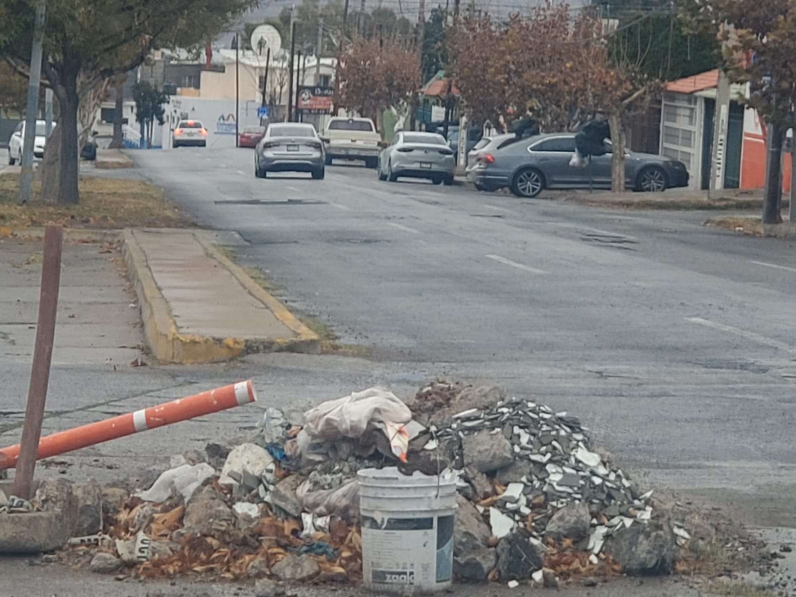 Abandona la Jmas escombro en la colonia Colinas del Sol