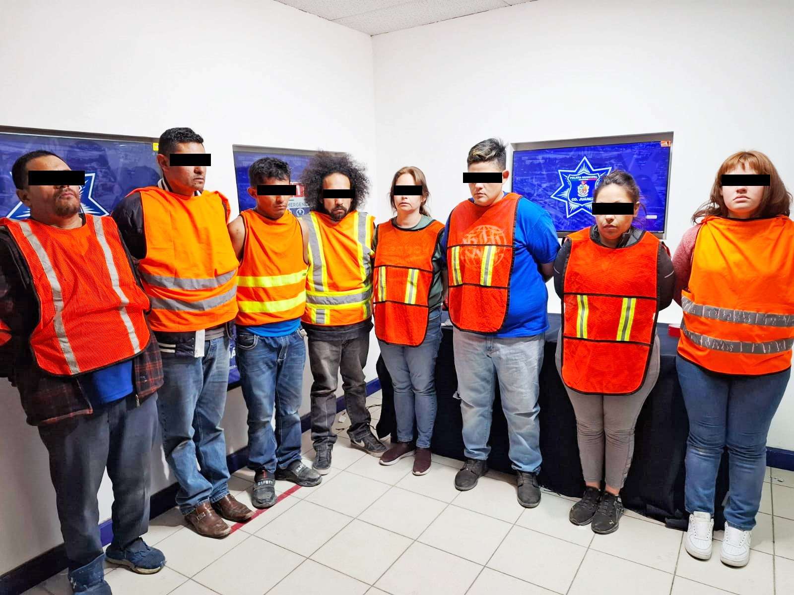 Detienen a nueve traficantes de personas