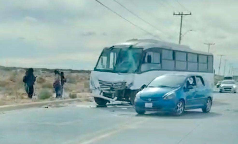 Choque entre camiones del Indiobus deja estudiantes lesionados