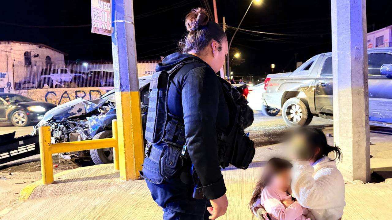 Rescatan a niña de accidente en la colonia Libertad